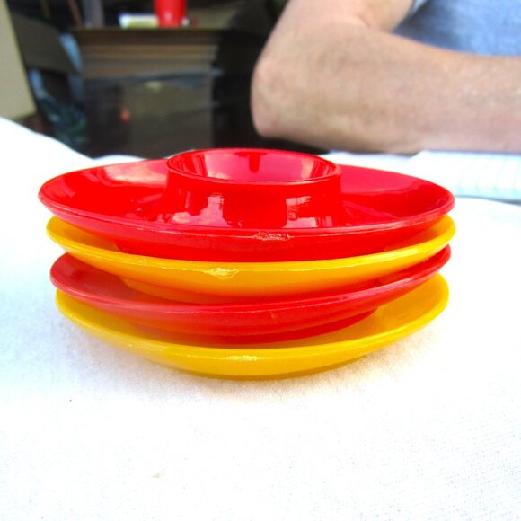 RETRO LOOK EGG CUPS, SET OF 4, YELLOW & RED, PLASTIC DESIGN - Picture 1 of 7